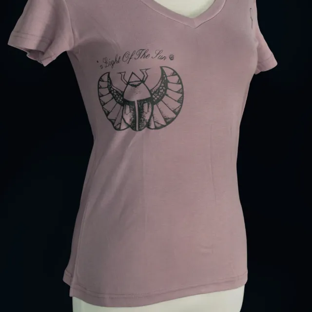 【LASSLEY】純棉V領印花上衣(台灣製造 簡約舒適T恤 埃及聖甲蟲生命之鑰圖案T-Shirt)