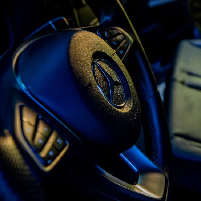 【江南小客車】高雄市區-清泉崗機場接送服務(Benz-vito/客座8人)