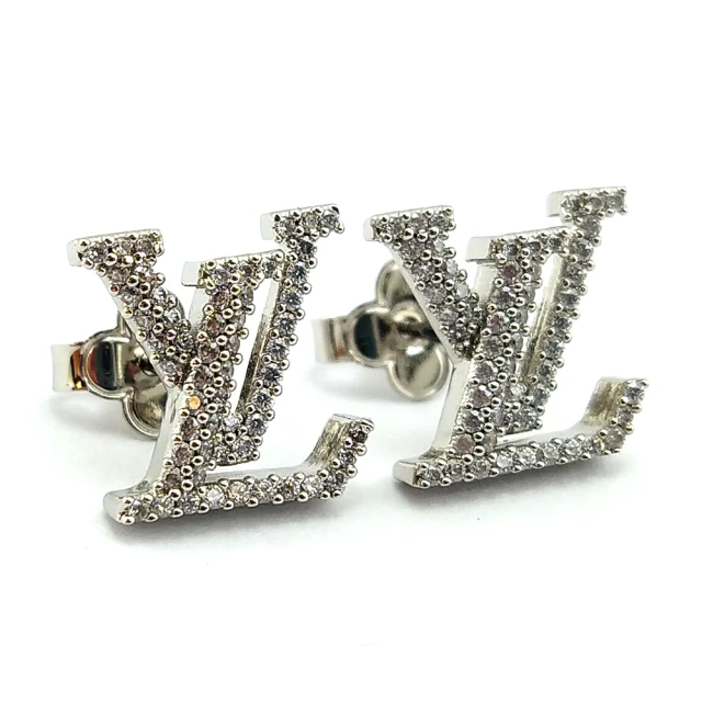 【Louis Vuitton 路易威登】鑲水晶萊茵石LV字樣墜飾銀色金屬耳環(專櫃排隊款)