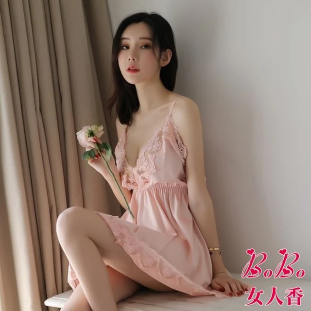 【BoBo 女人香】美麗轉身 絲滑緞面蕾絲花邊深V吊帶性感薄紗睡衣裙(少女粉)