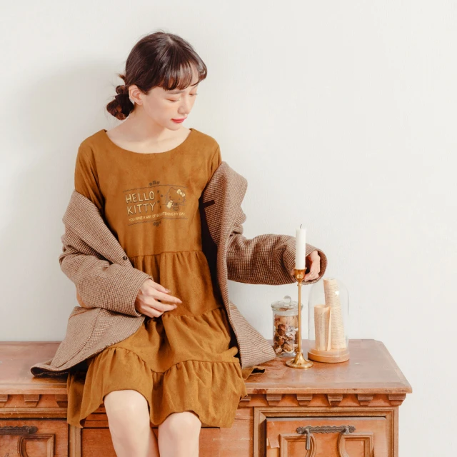 OB 嚴選【OB 嚴選】KITTY拿鐵咖啡系列浪漫仿麂皮荷葉縮口袖印花洋裝 《KB1407》