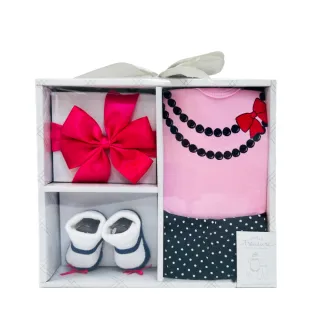 【Mua 姆兒選品】美國品牌新生兒禮盒衣服禮盒彌月禮盒4件組(嬰兒禮盒 女寶髮帶 滿月禮盒 襪子禮盒)