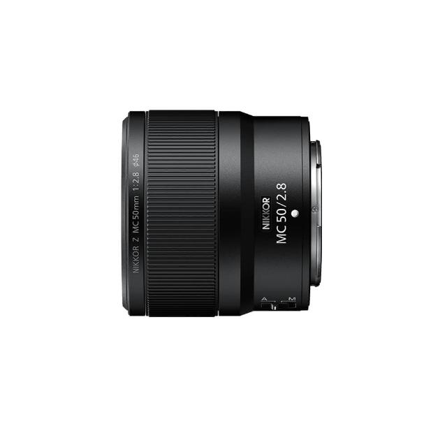  Nikon 尼康 Z MC 50mm F/2.8 是一款標準定焦微距鏡頭，專為 Nikon Z-Mount 無反相機設計，提供高解析度影像與精準微距拍攝。公司貨正品保證，適合人像、靜物與微距攝影，輕巧易攜，完美捕捉細膩細節。 