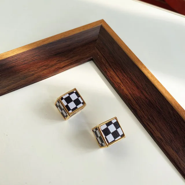 【INES】韓國設計S925銀針復古立體黑白棋盤格造型耳環(S925銀針耳環 黑白耳環 棋盤格耳環)