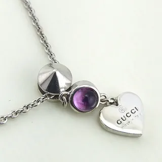 【GUCCI 古馳】925純銀-刻字愛心與紫色寶石墜飾項鍊(展示品)