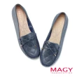 【MAGY】菱格紋縫線真皮平底休閒鞋(藍色)