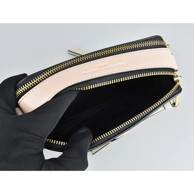 【MARC JACOBS】MARC JACOBS  Snapshot金字LOGO防刮牛皮拼色雙層拉鍊斜背相機包(塵灰x米x粉色)
