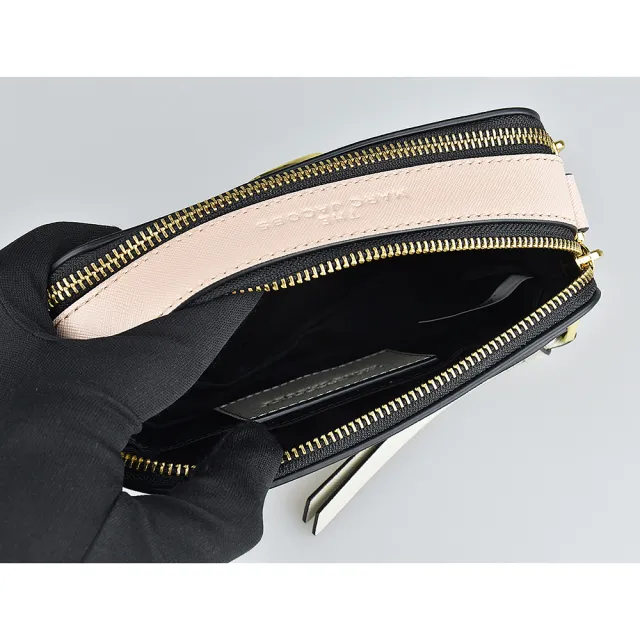 【MARC JACOBS】MARC JACOBS  Snapshot金字LOGO防刮牛皮拼色雙層拉鍊斜背相機包(塵灰x米x粉色)