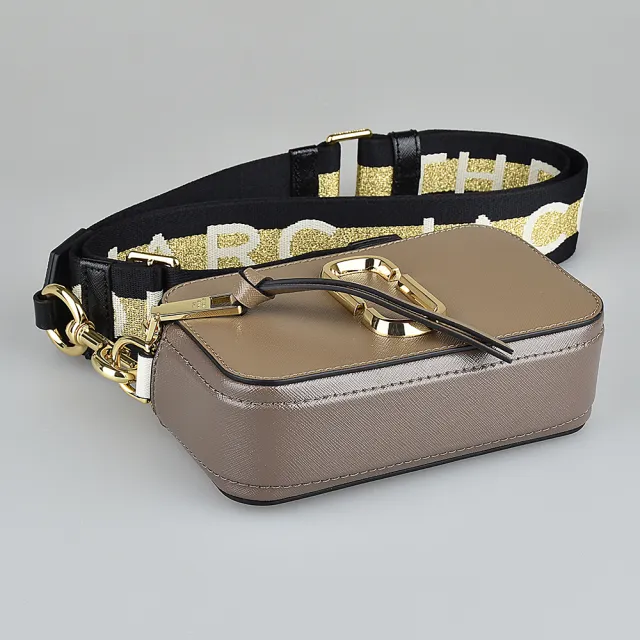【MARC JACOBS】MARC JACOBS  Snapshot金字LOGO防刮牛皮拼色雙層拉鍊斜背相機包(法國灰x褐x白)