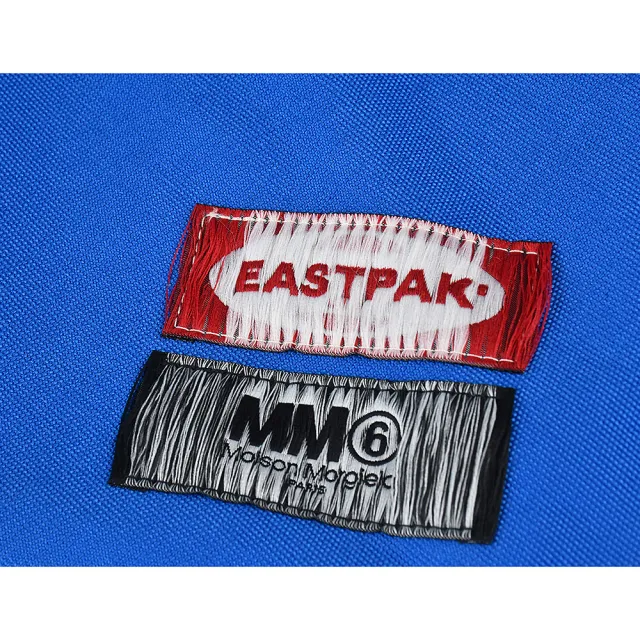 【MM6 MAISON MARGIELA】MM6 Maison Margiela x Eastpak聯名款標籤LOGO尼龍肩背三角包(藍)