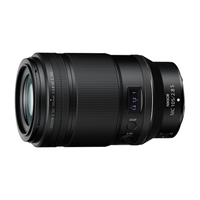 Nikon 尼康 Z MC 105mm F2.8 VR S 是一款頂級微距鏡頭，專為 Nikon Z 系列無反相機設計。105mm 焦距與 F2.8 大光圈，提供恆定光圈與出色的微距放大倍率 1x，最近對焦距離僅 0.29m，完美捕捉細膩細節。內建 VR 影像穩定系統，使用音圈馬達 (VCMs) 減震，確保手持拍攝清晰。鏡片組為 11 組 16 片，包括 3 塊 ED 鏡片與 1 塊非球面鏡片，附奈米結晶塗層及 ARNEO 塗層，減少色散與鬼影。9 片光圈葉片塑造柔美散景，STM 步進馬達實現平順對焦。尺寸約 85mm x 140mm，重量 630g，配備 62mm 濾鏡口徑與 HB-99 遮光罩，適合人像、微距與望遠定焦攝影。保固 12 個月，公司貨正品。
