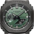 【CASIO 卡西歐】G-SHOCK 農家橡樹 軍綠 八角雙顯電子錶 畢業禮物(GM-2100B-3A)