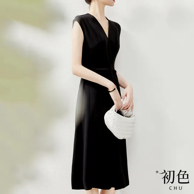 【初色】法式小黑裙時尚經典V領連衣裙洋裝-黑色-61961(M-XL可選)