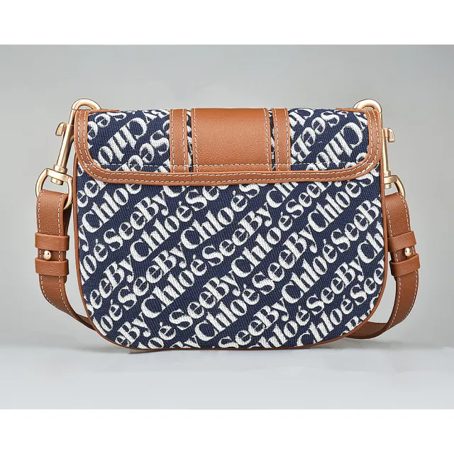 【See by Chloe’】SBC See by Chloe HANA印花LOGO內裡雙夾層設計牛皮釦式斜背馬鞍包(迷你/海軍藍x棕)