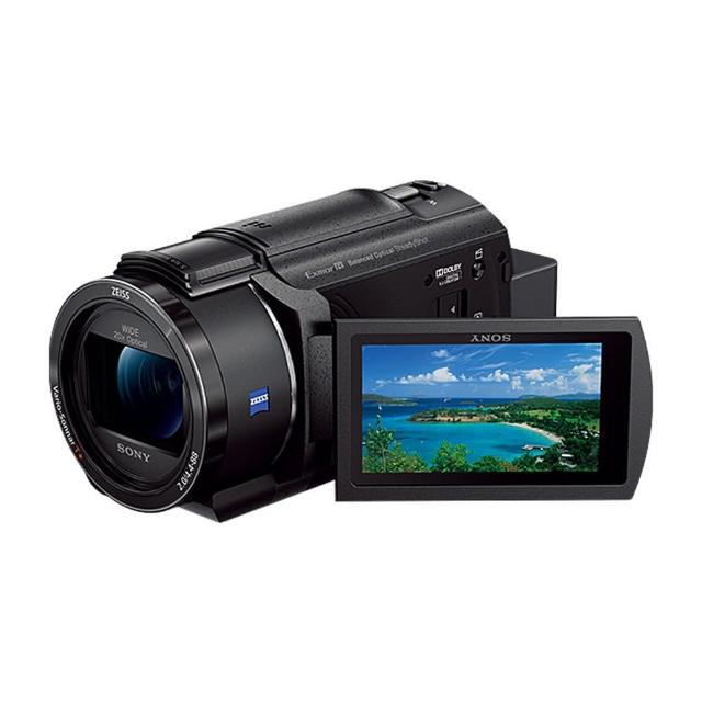SONY索尼 FDR-AX45A 是一款高解析度4K攝影機，具備11倍~20倍光學變焦功能，支援HDMI輸出，內建3.0吋以上翻轉式觸控螢幕，提供SD/SDHC/SDXC記憶卡儲存，使用鋰電池供電，尺寸為73x80.5x142.5mm，重量約510公克，提供12個月保固及商檢號D33B24。