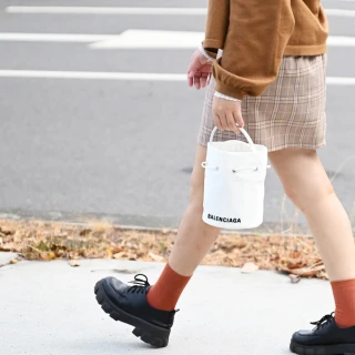 【Balenciaga 巴黎世家】簡約電繡LOGO素雅帆布兩用手提水桶包(白 小)