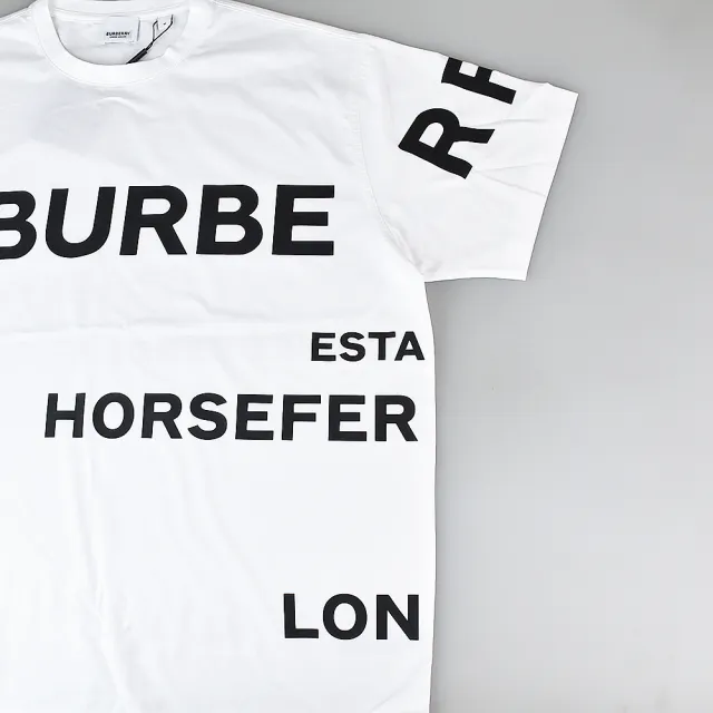 【BURBERRY 巴寶莉】BURBERRY HORSEFERRY字母LOGO印花設計棉質寬鬆短袖T恤(男裝/白x黑字)