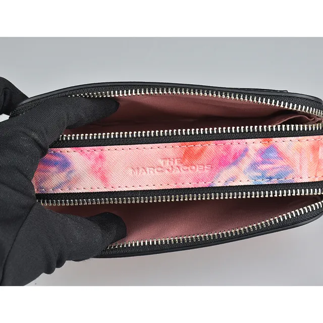 【MARC JACOBS】MARC JACOBS SNAPSHOT銀字LOGO水彩紮染設計防刮牛皮雙拉鍊斜背相機包(水彩粉)