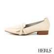 【HERLS】樂福鞋-簡約立體結飾尖頭低跟樂福鞋(米白色)