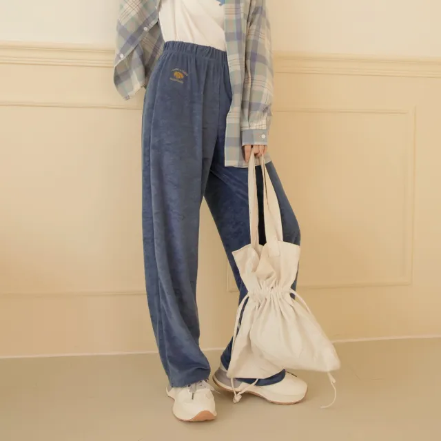 【OB 嚴選】咖啡廳家族細絨毛口袋刺繡休閒長褲 《KG1501》