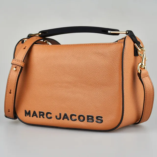 【MARC JACOBS 馬克賈伯】MARC JACOBS THE SOFT BOX 23黑字LOGO牛皮拉鍊手提斜背包(黑芥末黃棕)