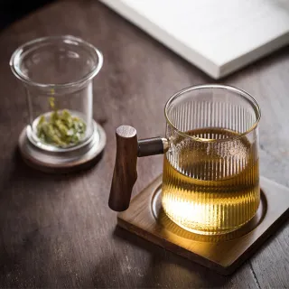【茶几王Living Art】泡茶杯/耐熱玻璃杯/泡茶器/泡茶壺 400ml(豎紋杯/實木把手/茶水分離杯/辦公室杯)