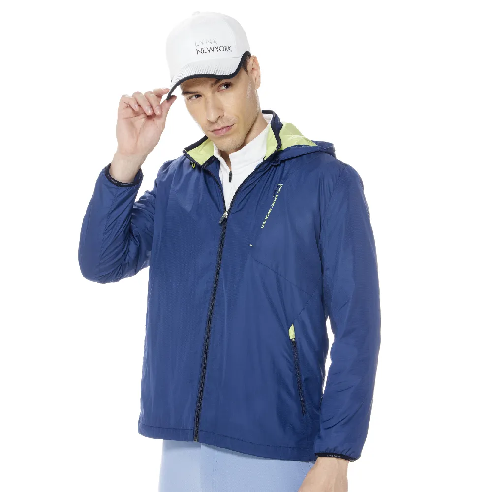 【Lynx Golf】男款防潑水刷毛保暖變色膠印LOGO印花拉鍊胸袋長袖可拆式連帽外套(深藍色)