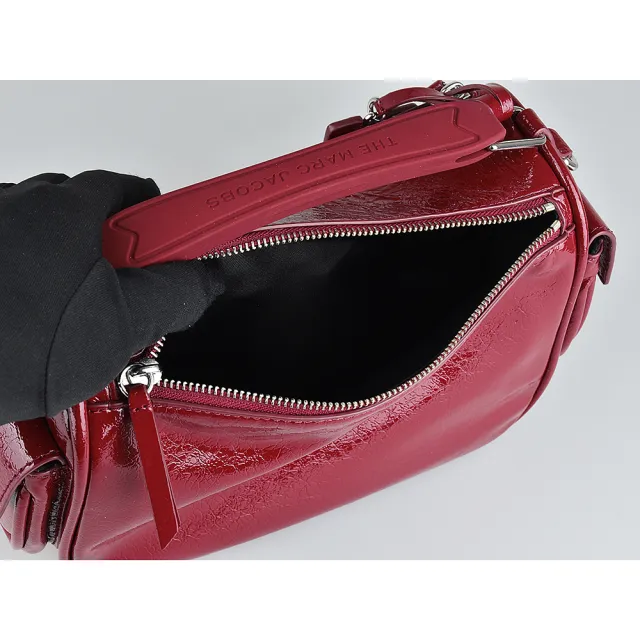 【MARC JACOBS】MARC JACOBS THE SOFT BOX 23銀字LOGO漆面牛皮雙拉鍊手提斜背包(暗紅)
