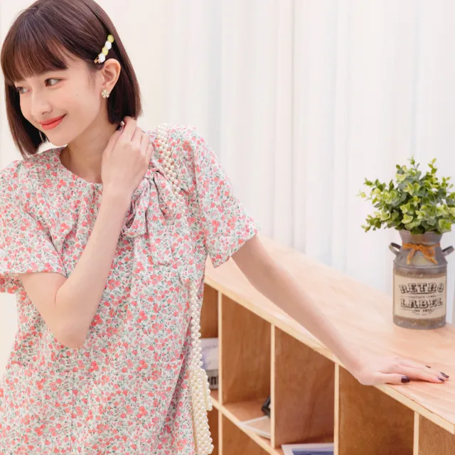 【OB 嚴選】不易皺碎花領圍抽繩綁帶上衣 《AB16970》