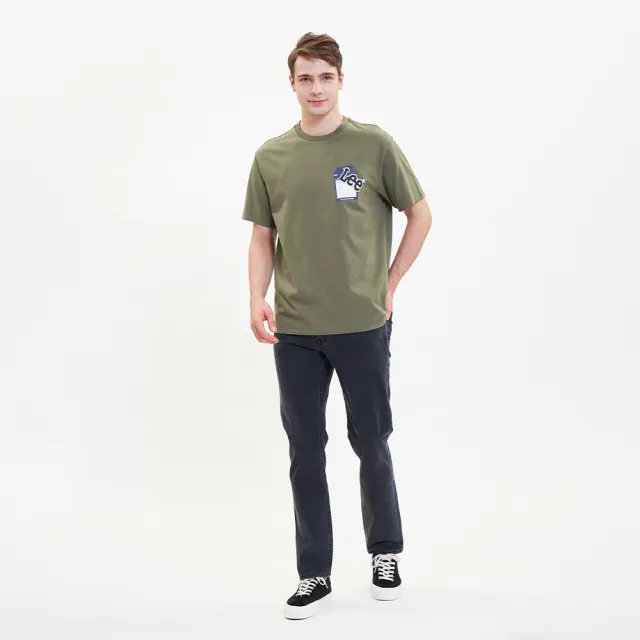 【Lee】男裝 短袖T恤 / 標籤造型印花 小LOGO 橄欖綠 舒適版型(LL220335ANL)
