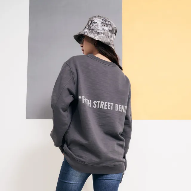 【5th STREET】中性款後反光印花大學T-暗灰色