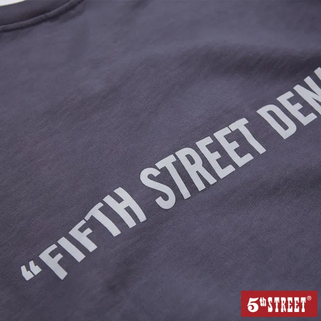【5th STREET】中性款後反光印花大學T-暗灰色
