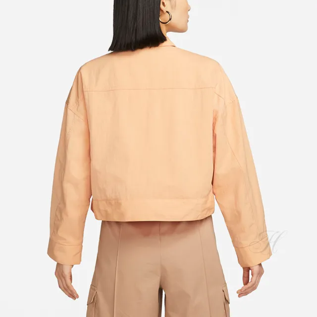【NIKE 耐吉】外套 女款 風衣外套 立領外套 運動 AS W NSW ESSNTL WVN JKT FIELD 橘 DM6244-851