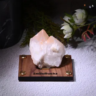 【SmileRocks 石麥】菠蘿蜜白水晶簇 5.7x5.3x6.6cm(淨化水晶 附SmilePad Stand 6X9底板)