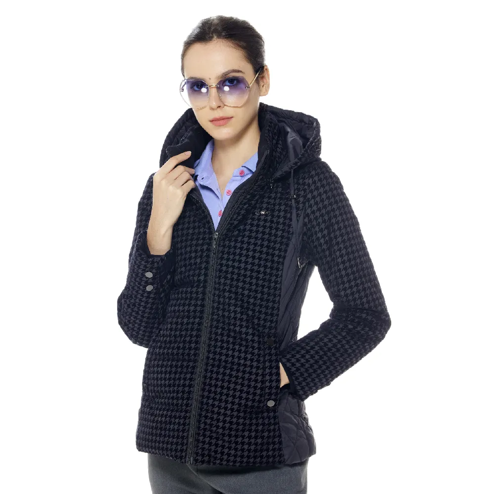 【Lynx Golf】女款保暖舒適大千鳥格紋剪裁配布設計鏡面釘扣拉鍊口袋長袖可拆式連帽外套(黑色)