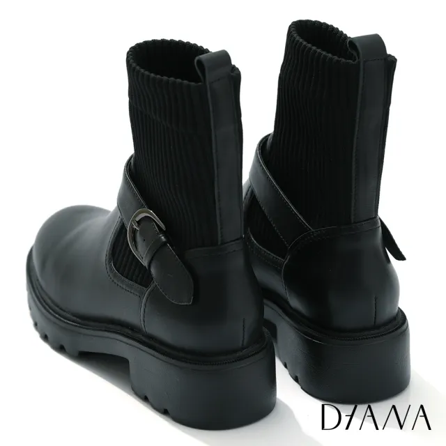 【DIANA】4.5 cm牛皮x重磅彈性布雙材質拼接圓環金屬皮帶釦飾短筒靴(皮革黑)