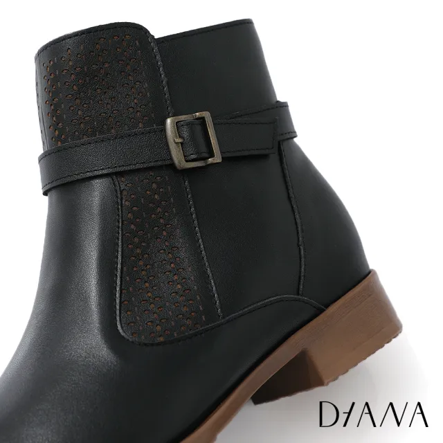 【DIANA】3cm質感牛皮沖孔皮帶釦環踝設計粗跟短靴-簡約百搭(黑)
