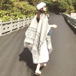 【Emi 艾迷】民族風披風斗篷流蘇圍巾 雙面仿羊絨保暖大斗篷(冬日保暖 年節出遊 新年)