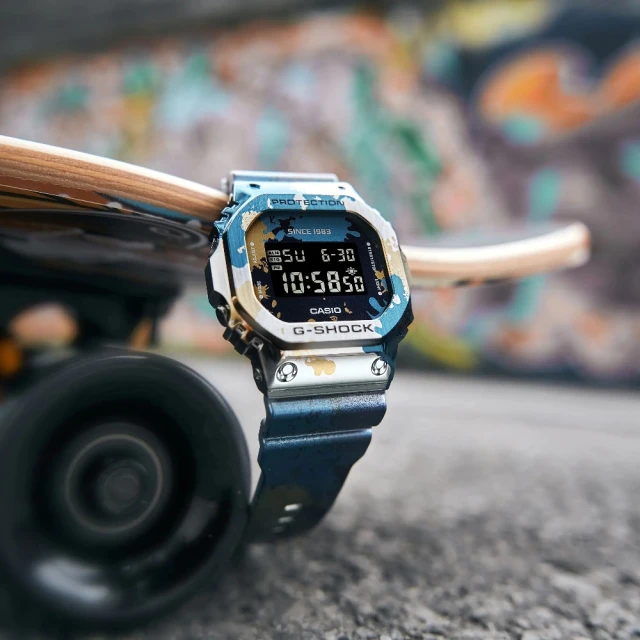 【CASIO 卡西歐】G-SHOCK 潑色塗鴉藝術 經典方型 電子腕錶 43.2mm(GM-5600SS-1)