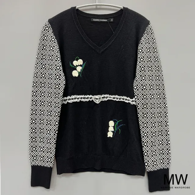 【MAGIQUE WARDROBE】V領羊毛細針織圖騰蕾絲長袖上衣