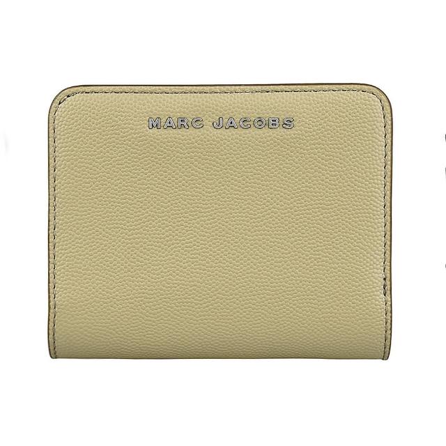 【MARC JACOBS】MARC JACOBS DAILY MINI銀字LOGO防刮小牛皮4卡對折扣式短夾(卡其黃)