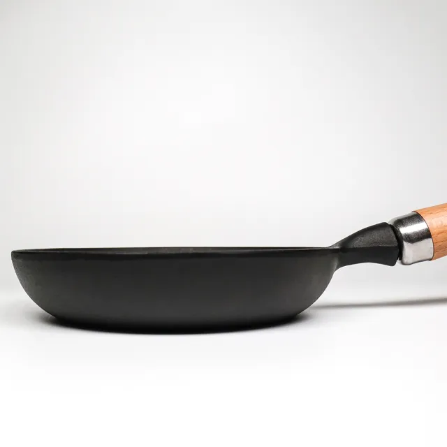 【福介商店】日本鑄鐵鍋南部鐵器 岩鑄 歐姆蛋木柄平底鍋 18cm(IH爐可用鍋 平底鍋 炒鍋 煎鍋)