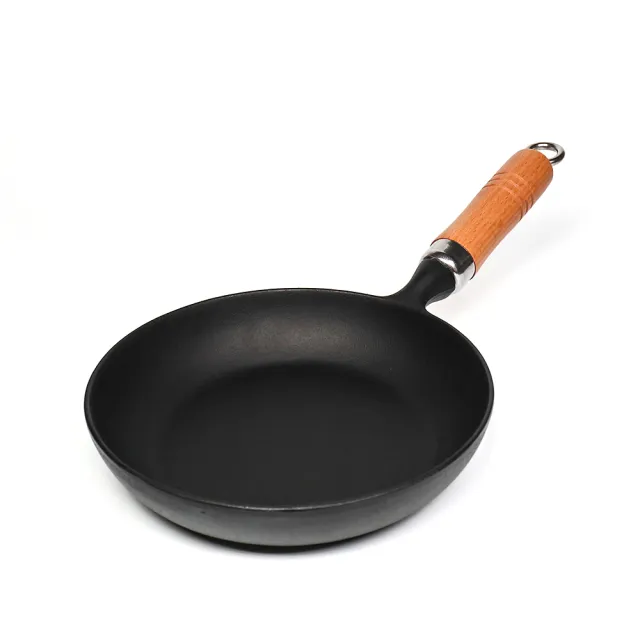 【福介商店】日本鑄鐵鍋南部鐵器 岩鑄 歐姆蛋木柄平底鍋 18cm(IH爐可用鍋 平底鍋 炒鍋 煎鍋)