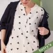 【betty’s 貝蒂思】三角印花V領上衣(白色)