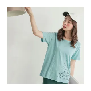 【OB 嚴選】台灣製造竹節棉童趣躲雨貓咪T恤上衣 《AB12587》