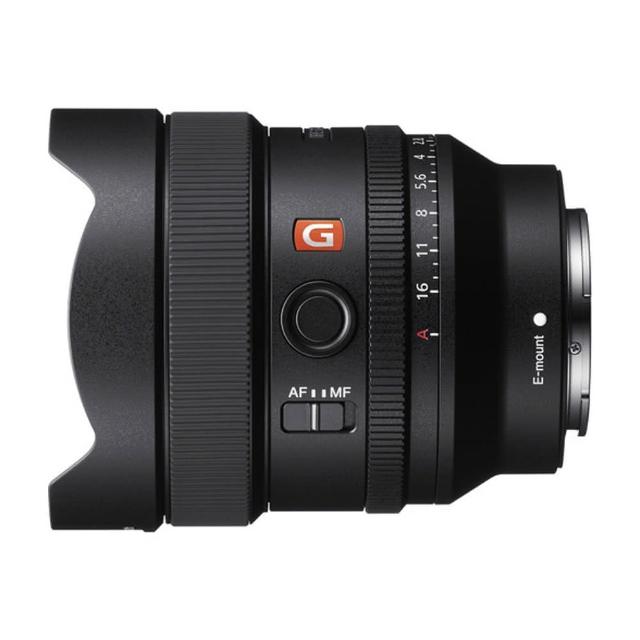  SONY 索尼 SEL14F18GM FE 14mm F1.8 GM 是頂級廣角定焦鏡頭，專為 Sony E-mount 全片幅相機設計，提供 14mm 超廣視野與 f/1.8 大光圈，解析力極致銳利，適合風景、建築與星空攝影。公司貨正品保證，專業 G Master 系列鏡頭，輕巧防塵防滴設計，提升您的創作無限可能。 