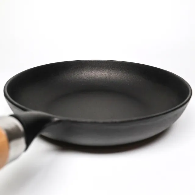 【南部鐵器】福介商店 日本鑄鐵鍋 岩鑄 歐姆蛋木柄平底鍋 21cm IH爐可用鍋 平底鍋 炒鍋 煎鍋