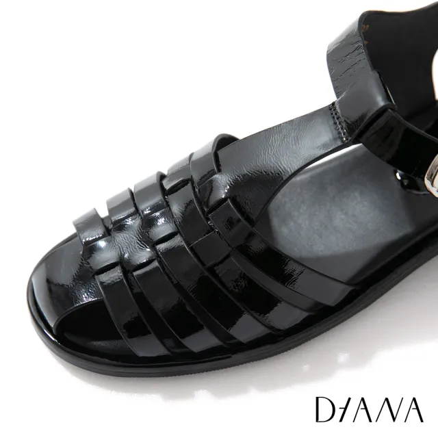 【DIANA】3cm軟羊漆皮編織紋T字羅馬涼鞋(亮黑)