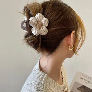 【Emi 艾迷】提拉米蘇編織花朵 優雅絨毛可愛抓夾髮夾(春夏搭配)