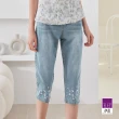 【ILEY 伊蕾】輕甜小花刺繡造型羅紋鬆緊七分牛仔褲(藍色；M-XL；1232338608)